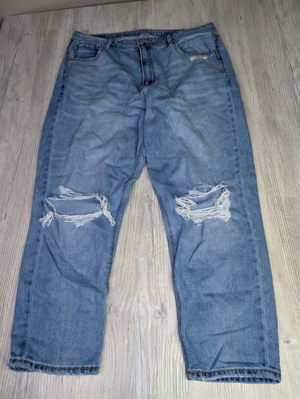 American Eagle Women's Distressed Mom Jeans Medium Wash Size 16 Short